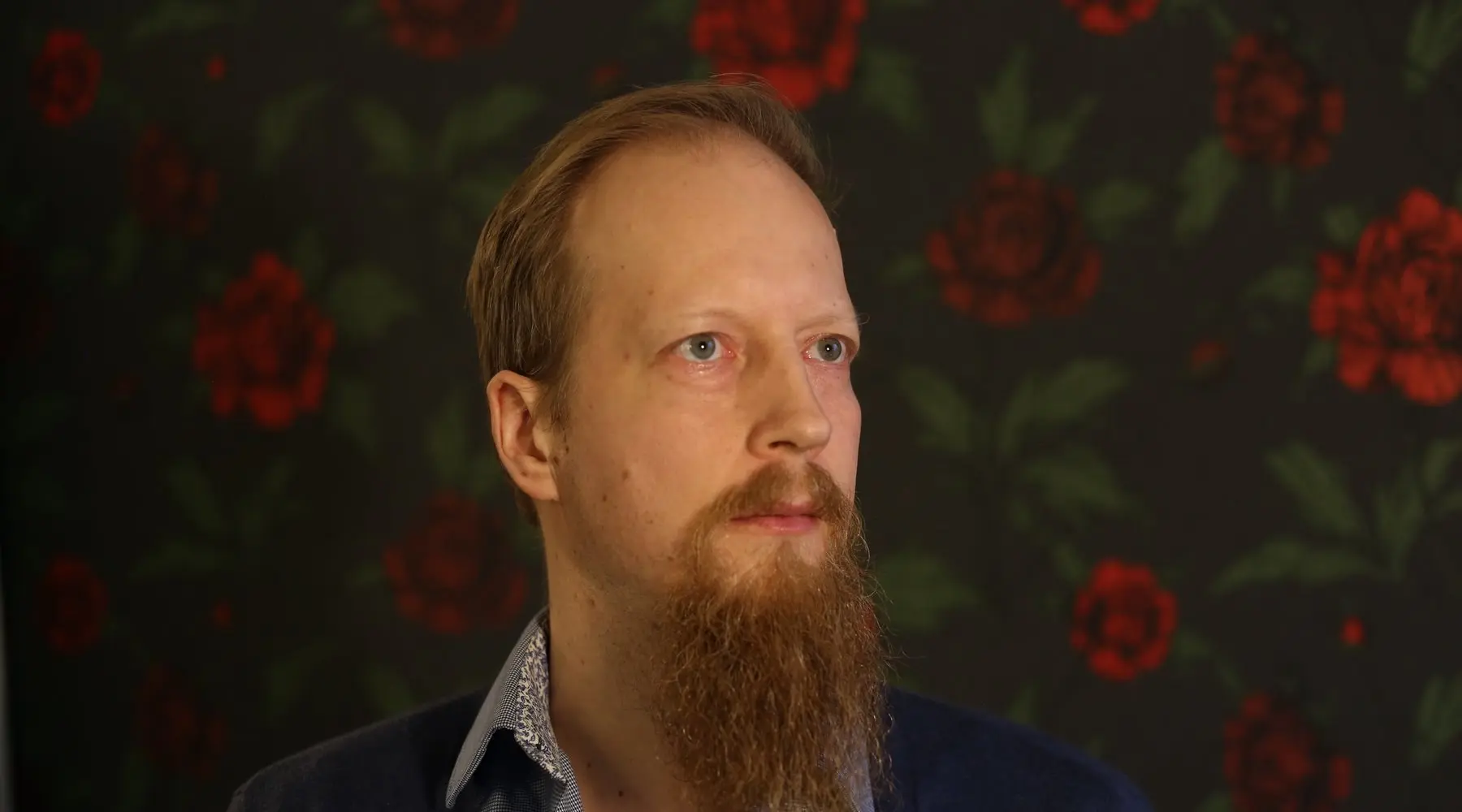 Mustavalkoinen kuva Juuso Kankaasta, katse sivulle ja ylös