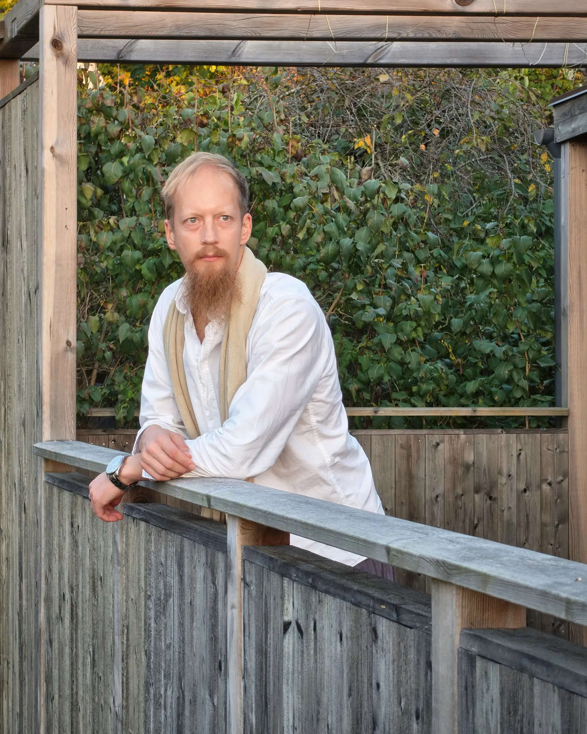 Juuso Kangas nojaa puiseen kaiteeseen
