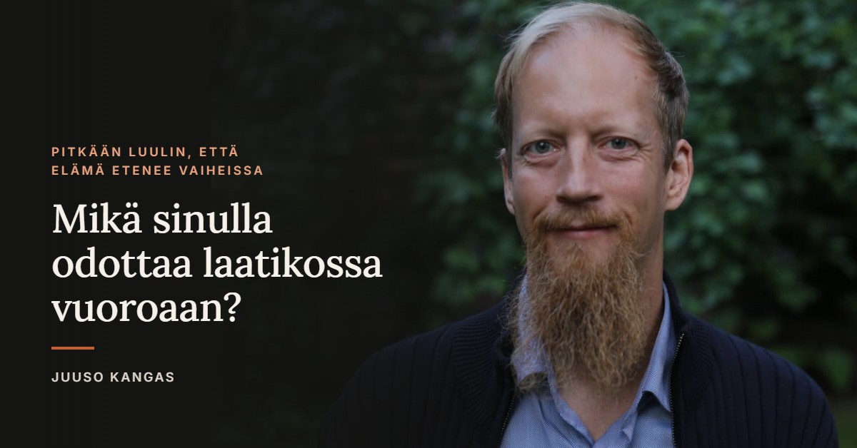Juuso Kangas tummalla taustalla ja teksti: Mikä sinulla odottaa laatikossa vuoroaan?