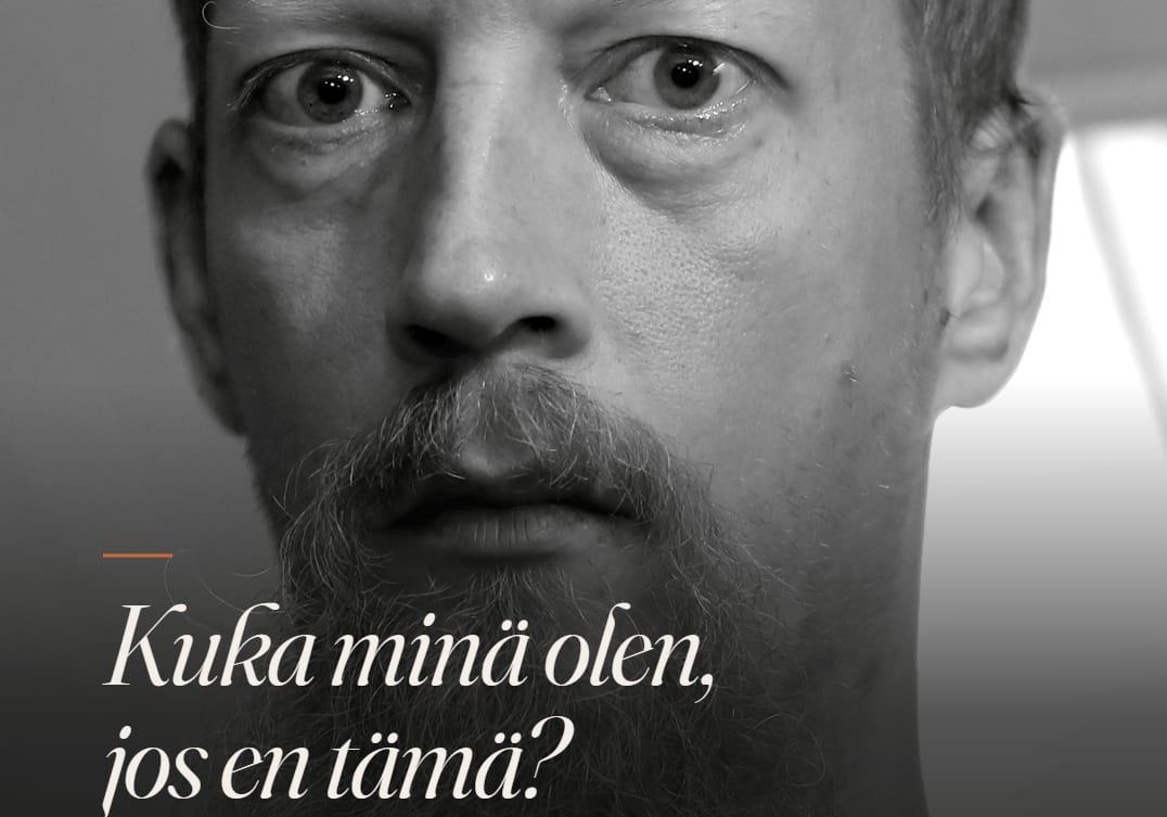 Mustavalkoinen lähikuva Juuso Kankaan kasvoista ja teksti: Kuka minä olen, jos en tämä?